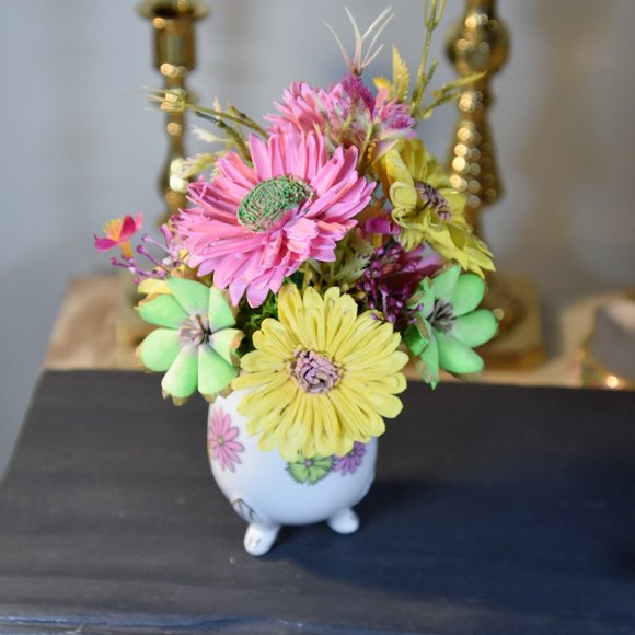 Beautiful hand-painted, footed, vintage, egg shaped vase with Sola flowers - Picture 5 of 8